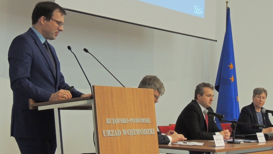 Na spotkaniu z wiceministrem rodziny pracy i polityki społecznej oraz wojewodą i jego zastępcą, byli także związkowcy i parlamentarzyści. Fot. Monika Siwak-Waloszewska