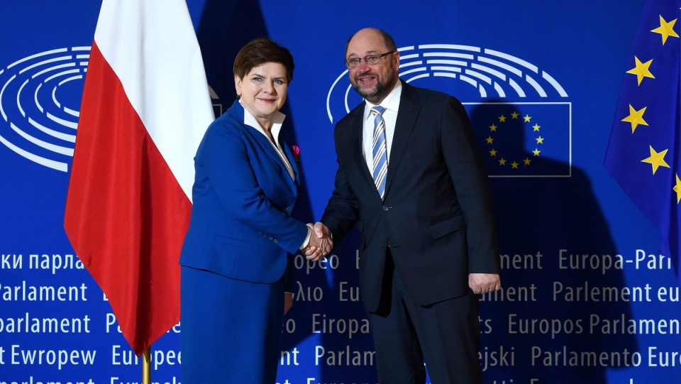 W gmachu Parlamentu Europejskiego w Strasburgu, Martin Schulze powitał Beatę Szydło. Fot. PAP/Radek Pietruszka