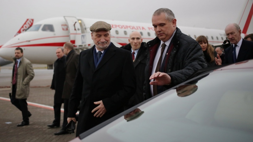 Minister obrony narodowej Antoni Macierewicz (C) po przylocie do Edynburga. Fot. PAP/Leszek Szymański