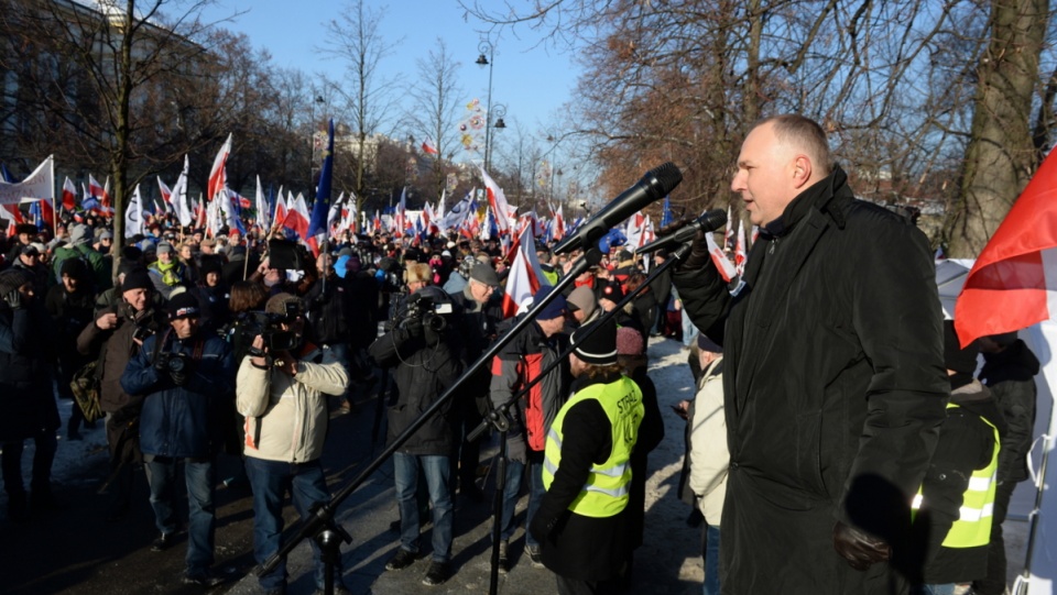 Pierwszy zastępca redaktora naczelnego Gazety Wyborczej Jarosław Kurski (P) przemawia do uczestników demonstracji przed Kancelarią Premiera. Fot. PAP/Jacek Turczyk