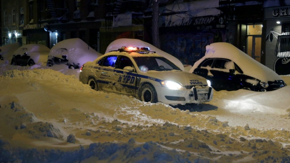 Gubernator stanu Nowy Jork Andrew Cuomo ogłosił w sobotę stan nadzwyczajny, zarządzony już wcześniej w 10 innych stanach. Fot. PAP/EPA/JASON SZENES