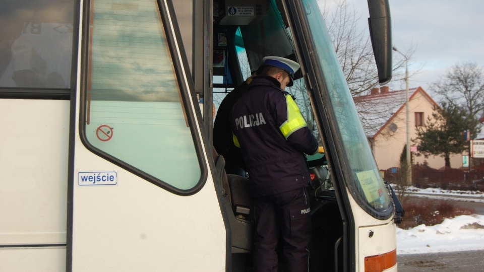 Po takiej kontroli rodzice mogą być pewni, że ich dzieci ruszają w drogę sprawnym autokarem. Fot. Archiwum/KMP Włocławek