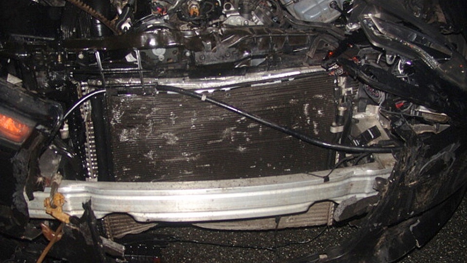 Zniszczone auto po zderzeniu z łosiem. Fot. KMP Włocławek