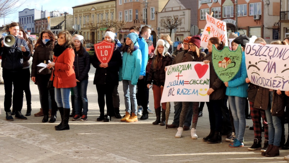 - Zostawcie naszą szkołę - skandowali uczniowie Zespołu Szkół Ogólnokształcących w Kcyni. Fot. Lech Przybyliński