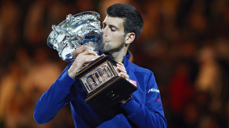 Najwyżej rozstawiony Novak Djokovic po raz szósty wygrał wielkoszlemowy turniej Australian Open w Melbourne. Fot. PAP/EPA/TRACEY NEARMY