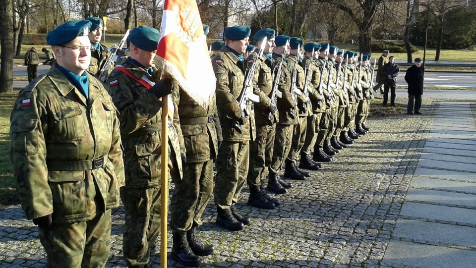 Uroczystość rocznicowa w Toruniu odbyła się pod pomnikiem "Ku czci poległych i pomordowanych przez hitlerowskiego najeźdźcę w latach 1939-1945". Fot. Michał Zaręba