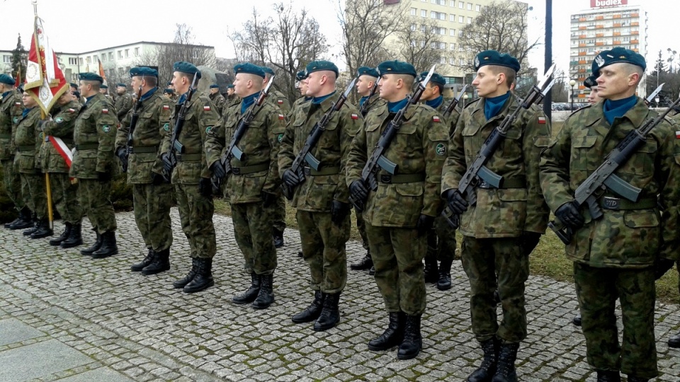 Uroczystość rocznicowa w Toruniu odbyła się pod pomnikiem "Ku czci poległych i pomordowanych przez hitlerowskiego najeźdźcę w latach 1939-1945". Fot. Michał Zaręba