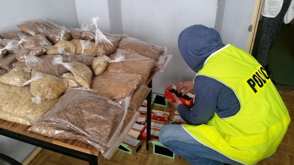 Policja znalazła 15 kg krajanki tytoniowej i 2500 papierosów. Fot. Policja