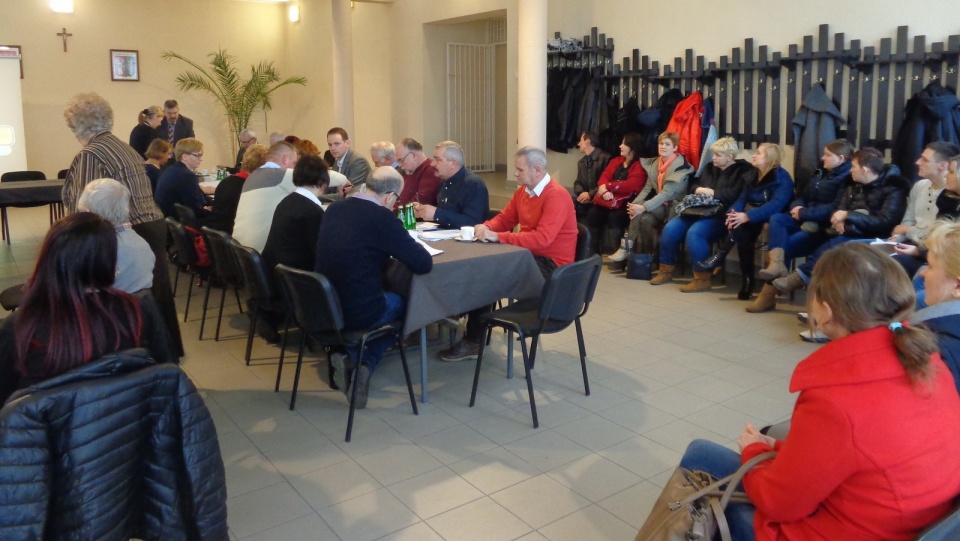 Czterdzieścioro rodziców pojawiło się dzisiaj na komisji oświaty w gminie Gruta w powiecie grudziądzkim. Fot. Marcin Doliński