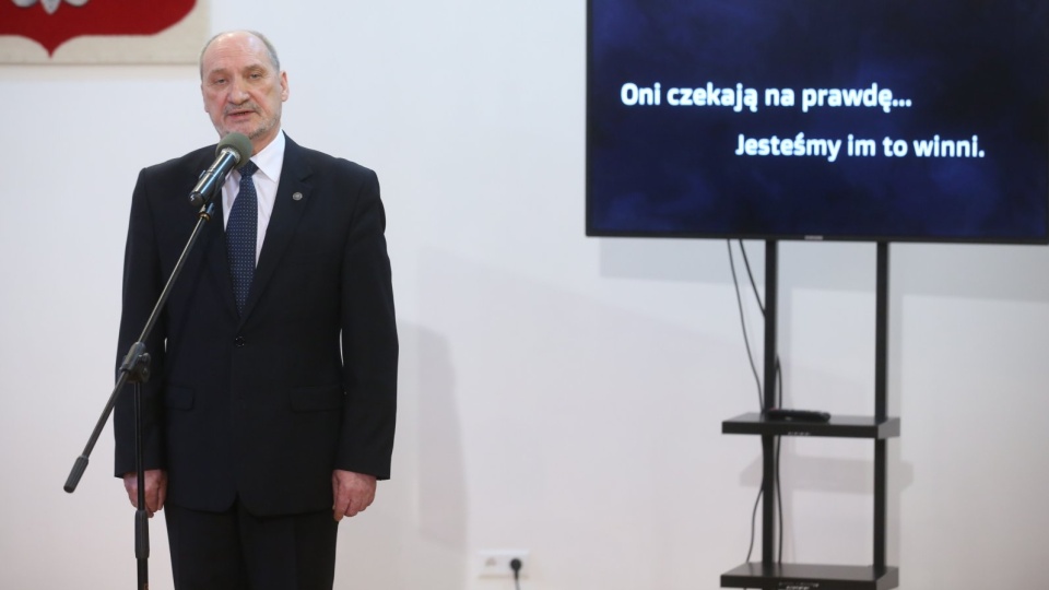 Szef MON Antoni Macierewicz podpisał w czwartek dokumenty umożliwiające wznowienie badania katastrofy smoleńskiej. Fot. PAP/Rafał Guz