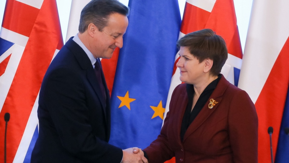 Premier RP Beata Szydło (P) i premier Wielkiej Brytanii David Cameron (L), podczas oświadczeń dla prasy, przed spotkaniem w KPRM w Warszawie. Fot. PAP/Paweł Supernak