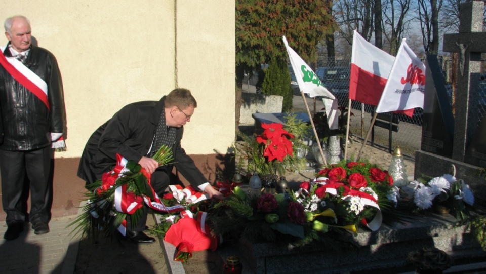 Kwiaty złożono też na grobach ojca - Michała Bartoszcze i jego synów Piotra i Romana na cmantarzu przy ulicy Libelta w Inowrocławiu. Fot. Andrzej Krystek