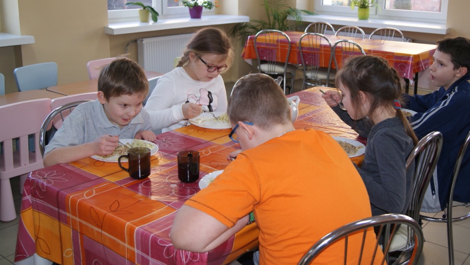 Szkoły podstawowe musiały m.in. przygotować osobne stołowki dla 6-latków. Fot. Hanna Gołata