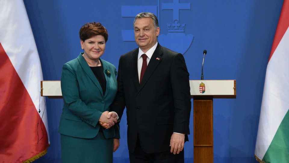 Premier Beata Szydło (L) i premier Węgier Viktor Orban (P) na konferencji prasowej po spotkaniu w Budapeszcie. Fot. PAP/Radek Pietruszka