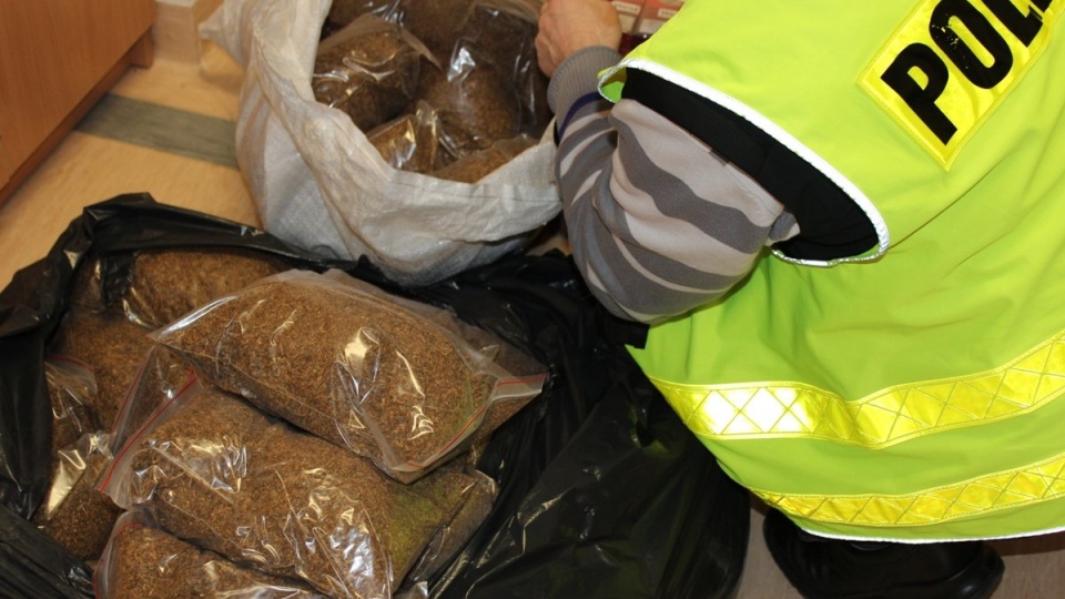 Znaleziono 35 kg krajanki tytoniowej i 200 paczek papierosów bez polskich znaków akcyzy. Fot. Policja