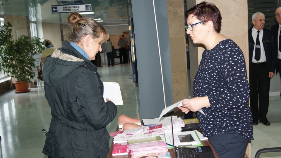 Na miejscu można było skorzystać z porad, zapisać się na badania mammograficzne, zarejestrować w Zintegrowanym Informatorze Pacjenta. Fot. Hanna Gołata