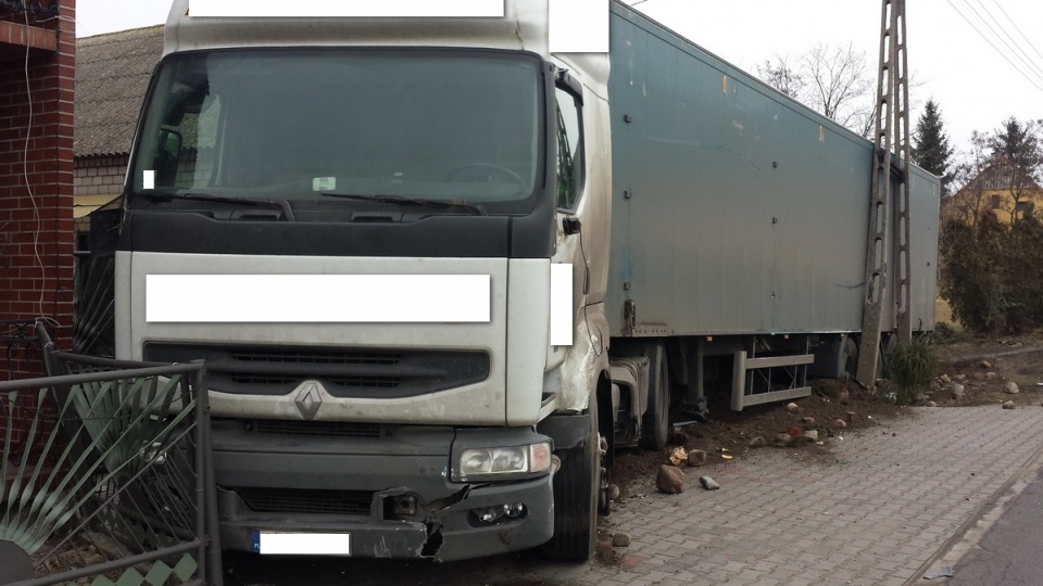 Niewiele brakowało, by potężna ciężarówka uderzyła w posesję. Fot. KPP Radziejów