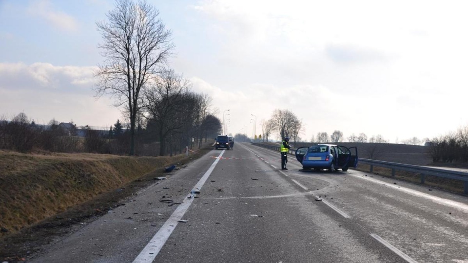 Kierująca nissanem micrą zjechała na lewy pas jezdni i zderzyła się z busem. Fot. KPP Lipno