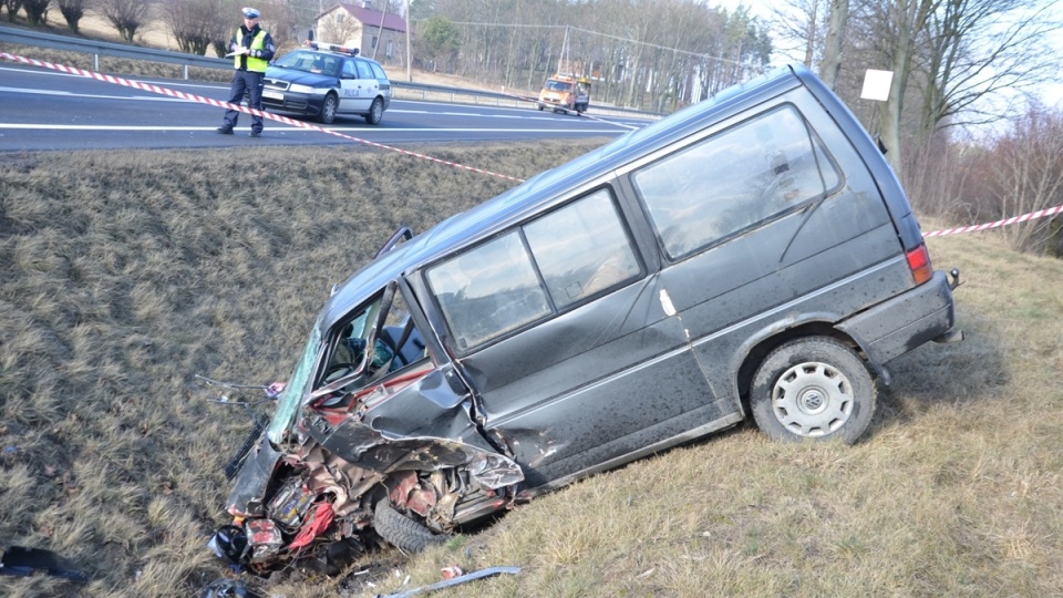 Kierująca nissanem micrą zjechała na lewy pas jezdni i zderzyła się z busem. Fot. KPP Lipno