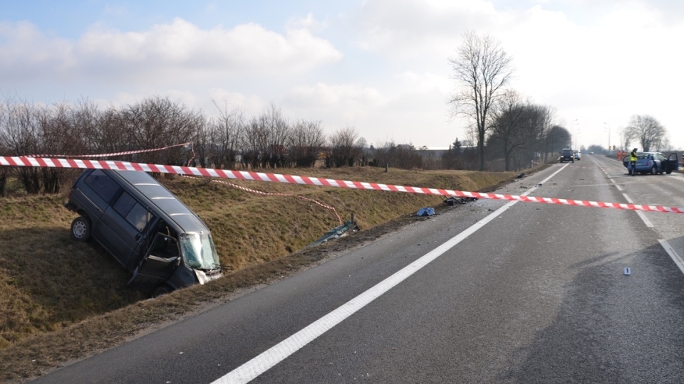 Kierująca nissanem micrą zjechała na lewy pas jezdni i zderzyła się z busem. Fot. KPP Lipno