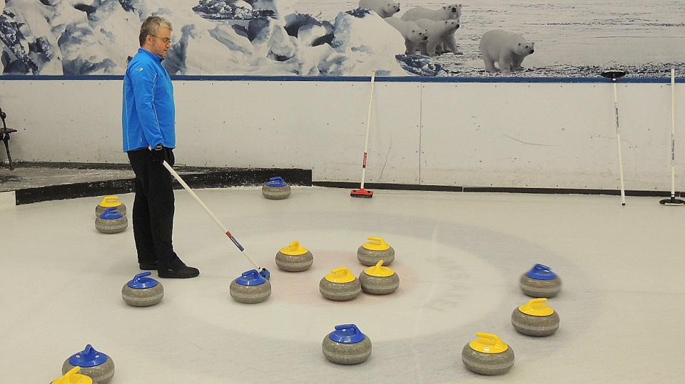 "Przyjdź - Spróbuj - Zakochaj się w curlingu!" - pod takim hasłem Toruński Klub Curlingowy zorganizował w nocy Curlingowe Walentynki. Fot. Michał Zaręba