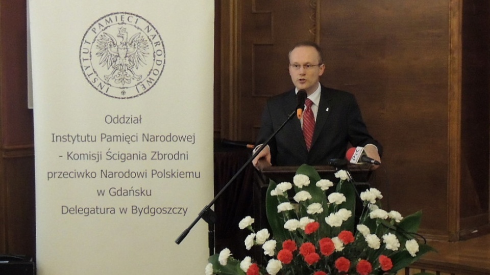 Szef IPN, dr Łukasz Kamiński wręczył Krzyże Wolności i Solidarności 27 działaczom opozycji z Kujaw i Pomorza. Fot. Maciej Wilkowski