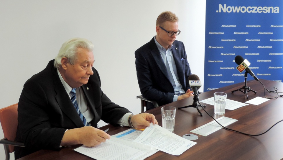 Prof. Wiesław Szymański i poseł Nowoczesnej Michał Stasiński (z lewej) podczas konferencji prasowej. Fot. Lech Przybyliński
