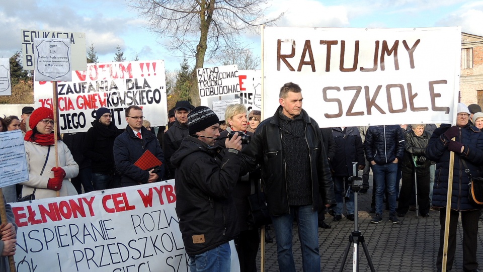 Protest rodziców pred Urzędem Miasta w Gniewkowie. Fot. Monika Kaczyńska