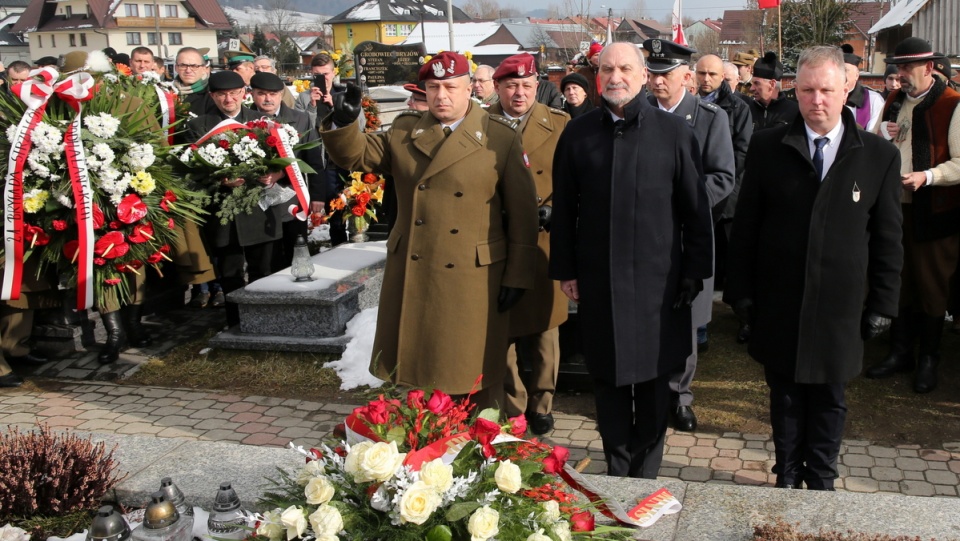 Minister obrony narodowej Antoni Macierewicz (2P) składa kwiaty w miejscu spoczynku żołnierzy Sztabu Zgrupowania Partyzanckiego oraz rodziny mjr. "Ognia", podczas uroczystości z okazji 69. rocznicy ostatniej walki i śmierci mjr. Józefa Kurasia "Ognia" w miejscowości Waksmund k. Nowego Targu. Fot. PAP/Grzegorz Momot