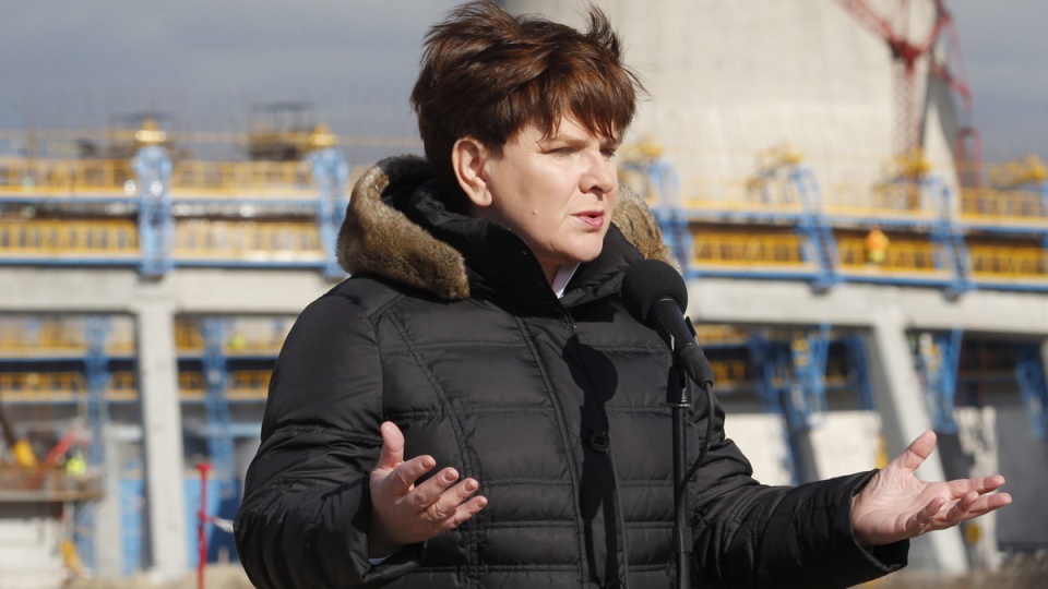 Premier Beata Szydło podczas briefingu w Elektrowni Jaworzno III w Jaworznie. W elektrowni trwa budowa bloku energetycznego o mocy 910 MW. Fot. PAP/Andrzej Grygiel