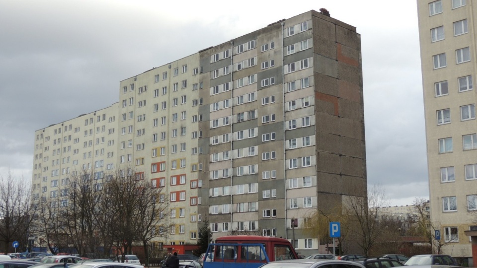 Mieszkańcy wieżowca przy ul. Szosa Lubicka 152 w Toruniu podzieleni są na "lepszych i gorszych". Fot. Michał Zaręba