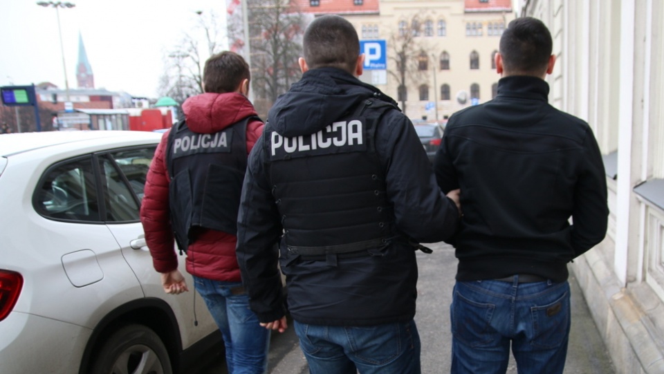 Zatrzymany mieszkaniec Warszawy (z prawej) odgrywał rolę policjanta, który zabezpieczał pieniądze. Fot. KWP w Bydgoszczy