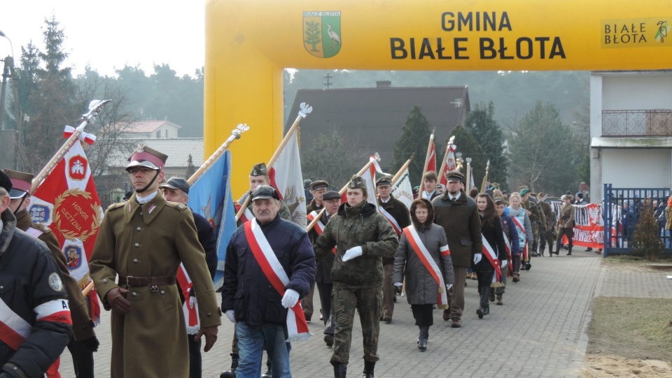 Uroczystość odbyła się także przed białobłockim gimnazjum. Fot. Lech Przybyliński