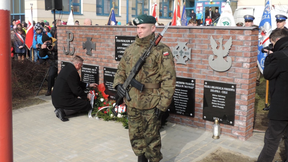 Uroczystość odbyła się także przed białobłockim gimnazjum. Fot. Lech Przybyliński