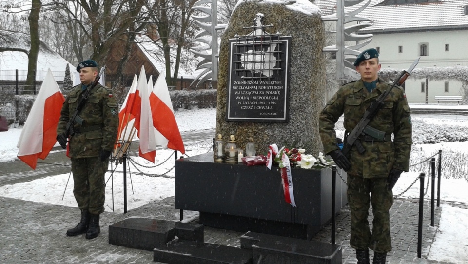 Honorowa warta przed Pomnikiem Żołnierzy Wyklętych w Toruniu. Fot. Michał Zaręba