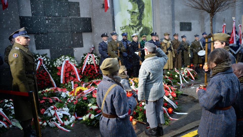 Obchody Narodowego Dnia Pamięci Żołnierzy Wyklętych - uroczystość złożenia kwiatów przed tablicą upamiętniającą torturowanych i zamęczonych więźniów politycznych w czasie terroru komunistycznego, umieszczoną przed gmachem b. aresztu śledczego Ministerstwa Bezpieczeństwa Publicznego przy ulicy Rakowieckiej w Warszawie. Fot. PAP/Jacek Turczyk