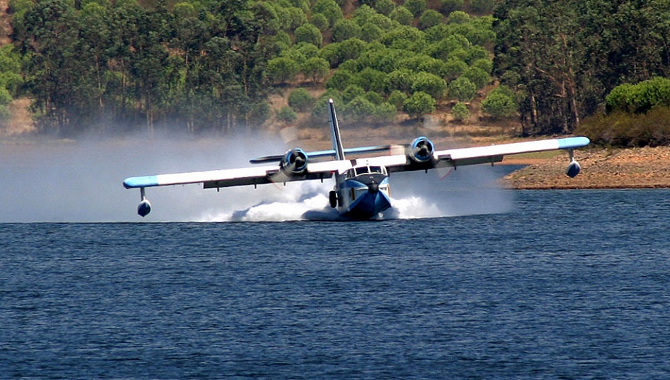 Latająca łódź gaśnicza nie wymaga pasa startowego i bez lądowanoia pobiera wodę do gaszenia pożarów bezpośrednio z rzeki czy jeziora. Fot. freeimages.com
