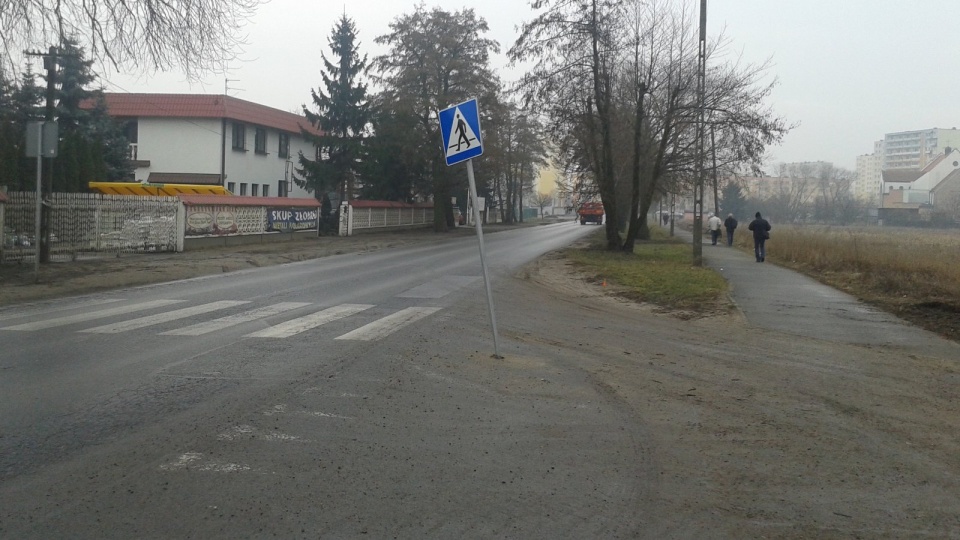 Zamiast na poboczu stoi na jezdni, na skrzyżowaniu ulic Bukowej i Cedrowej w Toruniu. Fot. Michał Zaręba