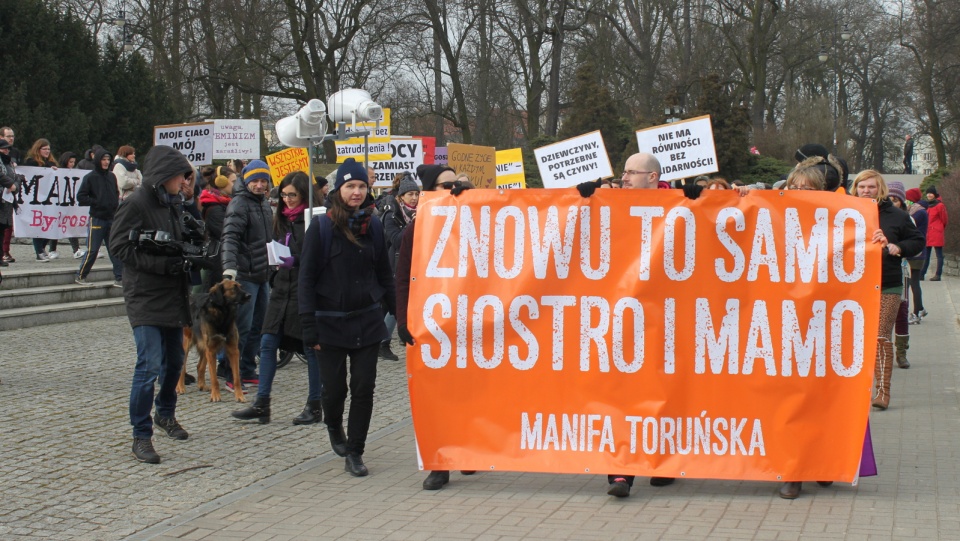 W Manifie wzięło udział ponad 100 osób, nie tylko kobiet. Fot. Monika Kaczyńska