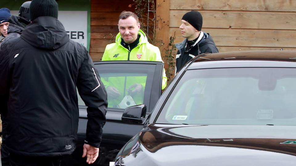 Prezydent Andrzej Duda wsiada do samochodu po zakończeniu zawodów w Istebnej. Fot. PAP/Grzegorz Momot