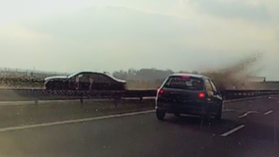 Moment wypadku prezydenckiego auta zarejestrowany kamerą samochodową, zaprezentowany na ekranie laptopa przez autora nagrania Mirosława Zielińskiego. Fot.PAP/reprodukcja