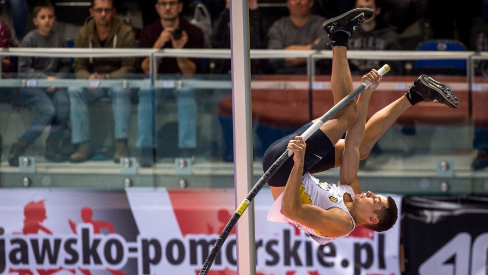 Paweł Wojciechowski skacze o tyczce podczas lekkoatletycznych halowych mistrzostw Polski w Toruniu. Fot. PAP/Tytus Żmijewski