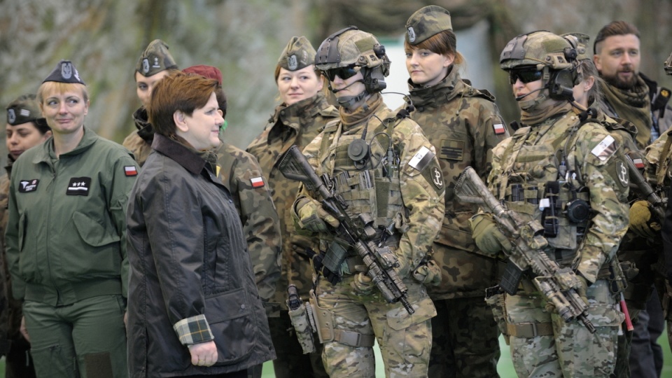 Prezes Rady Ministrów Beata Szydło (L), podczas wizyty w 23. Bazie Lotnictwa Taktycznego w Mińsku Mazowieckim. PAP/Przemysław Piątkowski