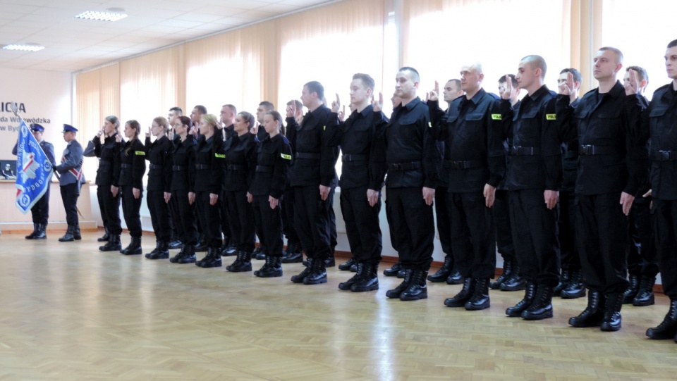 Szeregi kujawsko-pomorskiej policji zasiliło 35 funkcjonariuszy, wśród których jest siedem kobiet. Fot. Lech Przybyliński