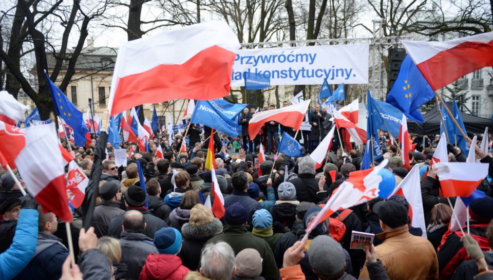 Pod hasłem "Przywróćmy ład konstytucyjny" odbywa się demonstracja przed Trybunałem Konstytucyjnym w Warszawie. Fot. PAP/Jacek Turczyk