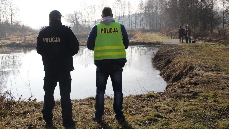 Funkcjonariusze Państwowej Straży Pożarnej z Szubina przy pomocy specjalistycznego sprzętu wyłowili ciało mężczyzny. Fot. Policja