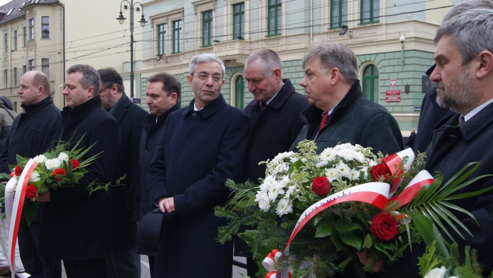 W uroczystości rocznicowej wzięli udział m.in. wojewoda, marszałek województwa, parlametarzyści i działacze Solidarności. Fot. Hanna Gołata