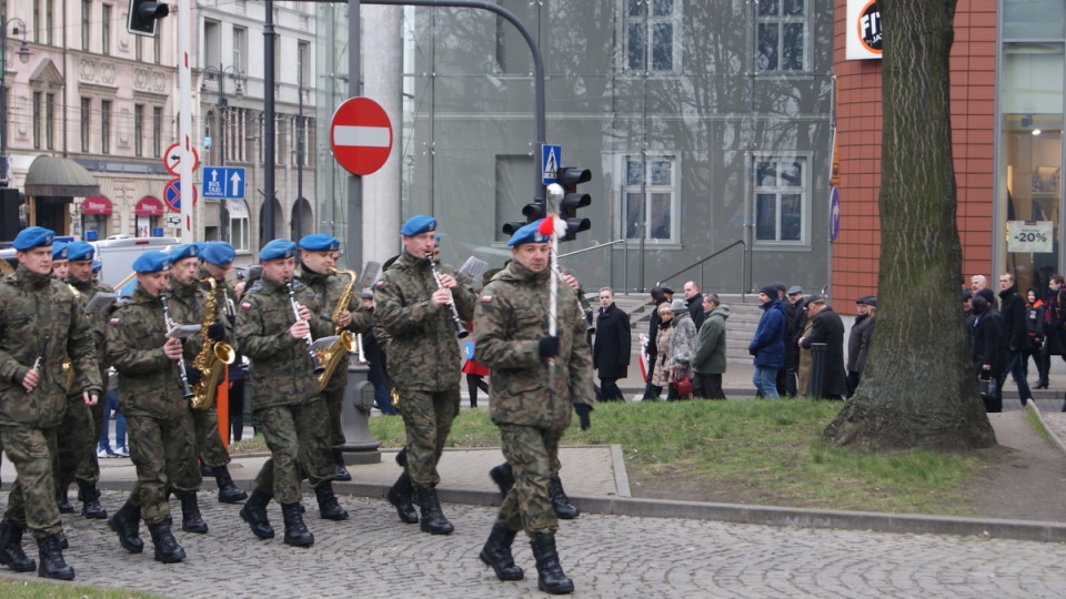 Uczestnicy uroczystości przeszli z Placu Wolności do Urzędu Wojewódzkiego. Fot. Hanna Gołata