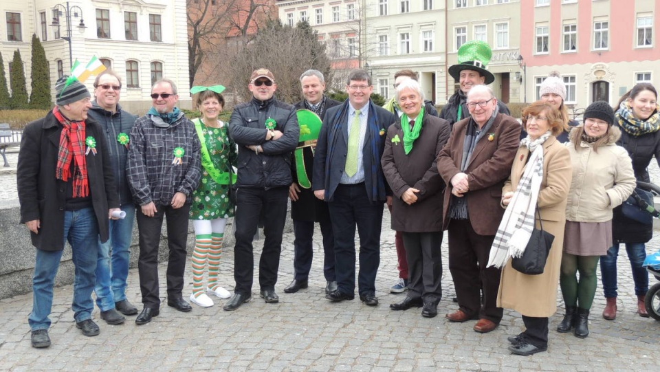 Dzień Świętego Patryka na bydgoskim Starym Rynku świętowali znani bydgoszczanie z prezydentem miasta na czele. Fot. Damian Klich