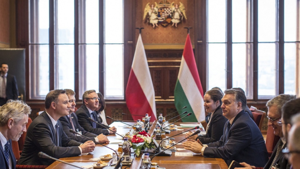 Prezydent Andrzej Duda (L) i premier Węgier Viktor Orban (C) podczas spotkania w węgierskim parlamencie w Budapeszcie. Fot. PAP/Balazs Szecsodi